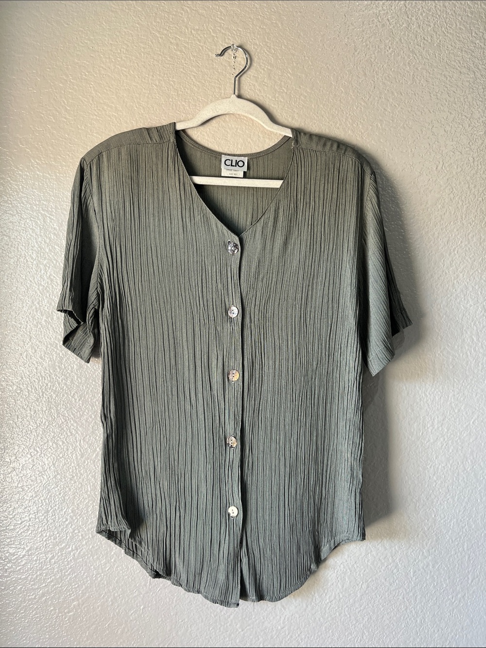 Clio Olive Gray Crinkle Button-Front Short Sleeve Top Sz M Vintage Office Casual